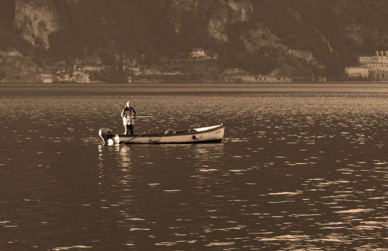 pescador en el lago de garda, pesca, garda